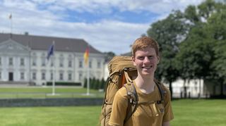 Lasse Stolley ist oft in der Hauptstadt - hier vor dem Schloss Bellevue, dem Amtssitz des Bundespräsidenten.