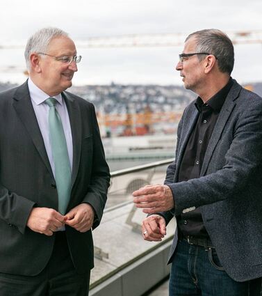 Über den Dächern von Stuttgart: Sparkassen-Präsident Peter Schneider (l.) und Redakteur Walter Serif.