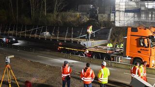 Mit Überbreite: Der erste Teil der Brücke wird als Schwertransport angeliefert.