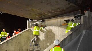 „Am Schluss muss es aufgehen“: Die Brücke wird am Widerlager justiert.