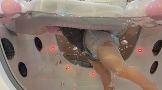 Beim Floating schweben die Babys, gehalten von einem Schwimmring, im warmen, sprudelnden Wasser.