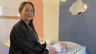 Özge Cicek zeigt den Eltern an einer Puppe die richtigen Massagegriffe. „Die Kunst der sanften Berührung“ soll unter anderem die emotionale Bindung vertiefen.