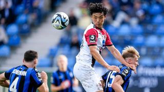 Szene aus dem Hinspiel: Tim Sechelmann (l.), Seokju Hong von Viktoria Köln (M.) und Malte Karbstein. Der SV Waldhof musste am Ende mit einem 1:1 leben.