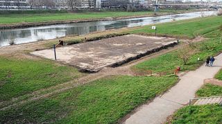 Der Basketballplatz neben der Friedrich-Ebert-Brücke in der Neckarstadt muss noch gereinigt werden. Doch die Stadt trödelt.