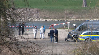 Eine tote Person ist am Rheindamm in Hockenheim aufgefunden worden