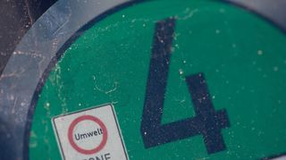 Eine Euro 4 Plakette ist auf der Windschutzscheibe eines Autos zu sehen. Eine grüne Feinstaubplakette erhalten Fahrzeuge der Schadstoffklasse 4. Mit dieser Umweltplakette dürfen alle Umweltzonen ohne Einschränkung befahren werden.