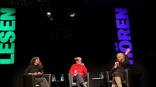 Asha Hedayati (links) und Christina Clemm (rechts) sprechen mit Moderatorin Insa Wilke (Mitte) auf dem Podium.