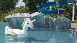 Zeitenwende im Bürstädter Freibad: Für die Wasserqualität, die Badeaufsicht, die gesamte Technik und für die Reinigung ist ab der neuen Saison der Energieversorger GGEW zuständig.