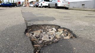 Eines von rund 5500 Schlaglöchern in Mannheim: Die Karlsruher Straße auf der Rheinau gleicht einem Flickenteppich.