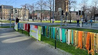 Zwei Reihen von bunten Tüchern sorgen an der Haltestelle Kunsthalle derzeit für Aufmerksamkeit.