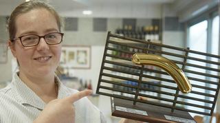 Stolz auf die „Goldene Bratwurst“ als Auszeichnung für ihre Kreationen: Metzgermeisterin Victoria Blüm aus Lampertheim hat zum wiederholten Mal bei dem europäischen Wettbewerb gewonnen.