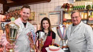 Philipp, Anna und Peter Burkhardt (von links) mit ihren Trophäen.