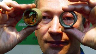 Ein Mitarbeiter einer Haustechnik-Firma zeigt ein altes (links) und ein mit Epoxidharz saniertes Rohr einer Trinkwasserleitung. Die Gefahr ist unsichtbar.