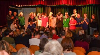 Gruppenbild bei dem Abschluss der Reihe „Kultur im Dunkeln“ an der Schloss-Schule in Ilvesheim.