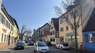 Blick nach Osten in die Rheingoldstraße in Mannheim-Neckarau: Im Vordergrund rechts die ehem. Firma Auto Kress, links davon das „Plumeau“.