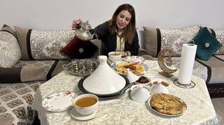 Fouzia Hammoud hat den Tisch für das abendliche Fastenbrechen gedeckt. Es gibt zum Beispiel Harira, eine marokkanische Suppe mit Tomaten und Linsen.