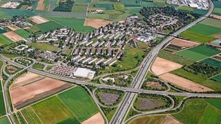 Das Ankunftszentrum befindet sich aktuell etwa in der Mitte von Patrick-Henry-Village. Der Neubau rückt nach Nordosten (oben) an die A 5 heran.