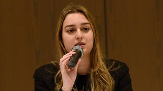 Hat am 7. Oktober 2023 auf der Heimreise von einem „unfassbar tollen Urlaub“ vom Terrorangriff der Hamas auf Israel erfahren, bei dem ihr Vater Ron von palästinensischen Terroristen verschleppt worden ist: Shay Benjamin.