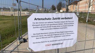 Solche Schilder wie hier am Feudenheimer Spinelli-Platz hängen jetzt auch auf der Käfertaler Nordseite der Völklinger Achse und vor dem Panoramasteg.
