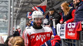 Matthias Plachta genießt das Bad in der Menge. „Die Unterstützung der Fans gibt uns einen Schub“, sagt der Stürmer der Adler Mannheim.