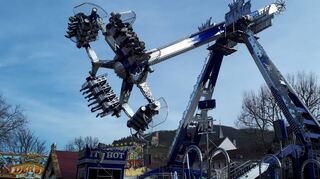Bild mit Symbolkraft: Schriesheim steht noch ganz im Zeichen des Mathaisemarktes. Sogar die altehrwürdige Strahlenburg (Bildmitte hinten) tritt als Wahrzeichen in den Hintergrund.