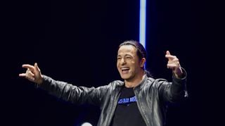 Der Mannheimer Komiker Bülent Ceylan startet bestens gelaunt in die SAP-Arena-Premiere seines neuen Programms "Yallah Hopp!"