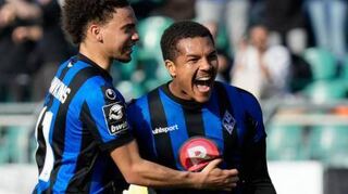 Samuel Abifade (r.) feiert mit Jalen Hawkins sein Tor zum 1:1.