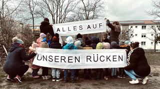 „Alles auf unseren Rücken“: Unter diesem Titel starteten die Eltern der evangelischen Kita Rastenburger Straße eine Kampagne. Sie kritisieren die anhaltenden Erhöhungen der Kita-Gebühren. Die Notlage der Betroffenen werde weder vom Träger noch von der Stadt ernst genommen.