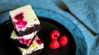 Was der Körper bei Heißhunger eigentlich will, rechts im Bild: frische Pflanzenstoffe und Fruchtzucker. Was er meist bekommt, links: überzuckertes, fettes Gebäck.