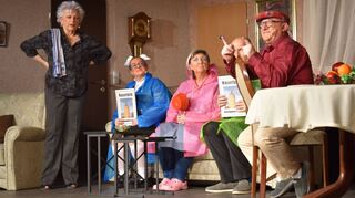 Olli (Frank Kappler) erklärt, was 20 cm sind (v.l.): Heidi (Jasmin Stahl), Isidore (Denise Roth), Hedwig (Hella Born) und Fridolin (Tim Zenker).