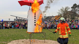 Der Höhepunkt des Sommertagszugs: Da geht sie in Flammen auf, die leere Pappmachéhülle der Schneemannfigur.