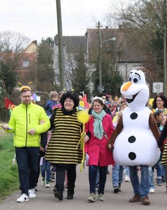 Schneemann Olaf ging mit Alexander Fleck (l.) voran.