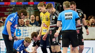 Schreckmoment in der Nürnberger Arena: Löwen-Kreisläufer Jannik Kohlbacher verletzte sich früh an der Schulter.