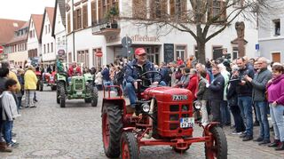 Einer der letzten Höhepunkte des 443. Schriesheimer Mathaisemarktes an diesem Sonntag: der gemeinsame Umzug der historischen Traktoren und der Fanfarenzüge durch die Innenstadt.