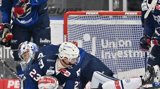 Typisch Play-offs: Mannheims Jyrki Jokipakka (oben) ringt Nürnbergs Evan Barratt nieder.