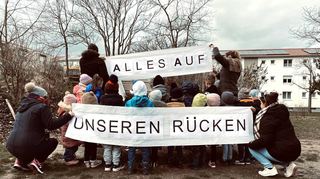 „Alles auf unseren Rücken“: Unter diesem Titel starteten die Eltern der evangelischen Kita Rastenburger Straße eine Kampagne. Sie kritisieren die anhaltenden Erhöhungen der Kita-Gebühren. Die Notlage der Betroffenen werde weder vom Träger noch von der Stadt ernst genommen.