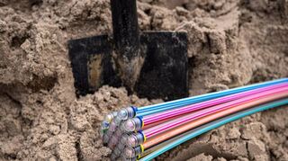 Glasfaserkabel liegen auf einer Baustelle. In Edingen plant die Deutsche Telekom keinen flächendeckenden Ausbau.