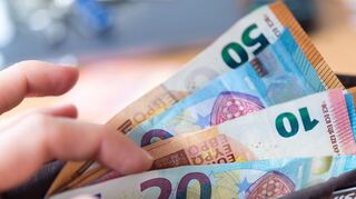Andere Kommunen zahlen Anwerbeprämien von 1000 Euro an Mitarbeiter, die neue Kollegen empfehlen.