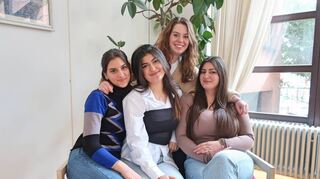 Campus Mentorinnen Club Neckarstadt-West: Projektleiterin Amely Wagner (stehend) mit den Mentorinnen (v.l.) Sama Ibrahim, Aydan Ucar und Özge Yildiz.