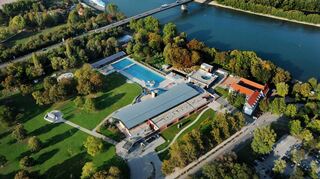 Dieses Luftbild zeigt das Freizeitbad Bademaxx in Speyer. Im Hintergrund führt die Salierbrücke ins Badische.