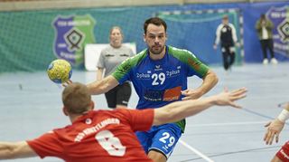 Tolle Übersicht: Viernheims Marcel Deege setzt einen Mitspieler gekonnt in Szene.