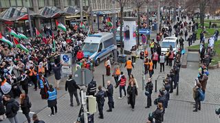 Am 24. Februar trennten pro-palästinensische Demonstranten von pro-israelischen Demonstranten nur weniger Meter und viele Polizisten.