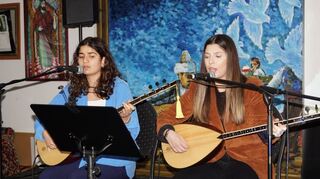 Gaben beim doppelten Jubiläumsfestakt im Kulturzentrum ein musikalisches Intermezzo: Senem Ergüzel (l.) und Reyhan Salduz.