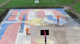 Mitarbeiter der Stadt reinigten den Basketballplatz am Neckarufer.