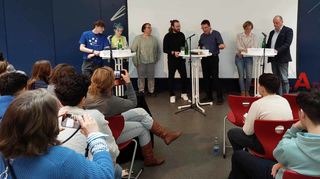 Michael Blume (3. v.l.) und Cem Vamin (4. v.l.) diskutieren in der Aula der IGMH über ihre Arbeit und den Kampf gegen Antisemitismus und antimuslimischen Rassismus.