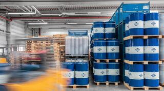 Ein Gabelstapler lagert die „Fuchs“-Fässer. Schmierstoffe werden in so gut wie allen Industrien eingesetzt.