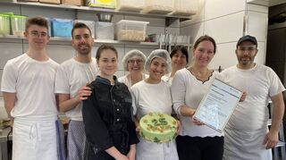 In der Backstube des Café Rall freuen sich alle über die Auszeichnung. „Ohne mein Team hätte das nie geklappt“, sagt Christine Rall (2.v.r.).