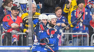 Gewohntes Bild in den Play-offs: Adler-Angreifer Daniel Fischbuch (li.) bejubelt mit Kris Bennett seinen Treffer im ersten Pre-Play-off-Spiel.