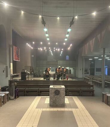 Dichter Rauch steht am Montag nach dem Brand in der Katholischen Kirche. Auch Tage danach ist die Geruchsbelästigung noch immens.