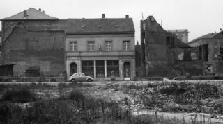 Beim Blick auf die Häuserzeile A 3 ist vor allem das mittlere, inzwischen dreistöckige Gebäude an den seitlichen Bogeneingängen leicht wiederzuerkennen. Auf dem Schillerplatz stand bis zur Zerstörung im Zweiten Weltkrieg das erste Mannheimer Nationaltheater.